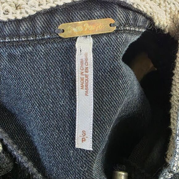 Free People Cropped Denim Button Up Jacket Sz Small Distressed Detachable Hood - Picture 12 of 12